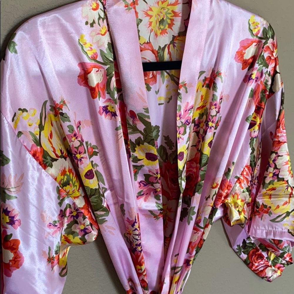 Robe - Picture 2 of 3